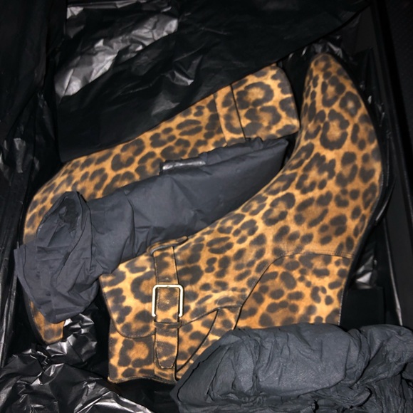 Saint Laurent leopard-printed suede booties. - Picture 2 of 4